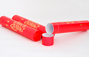 春聯(lián)圓筒紙罐，頗有一番風(fēng)味